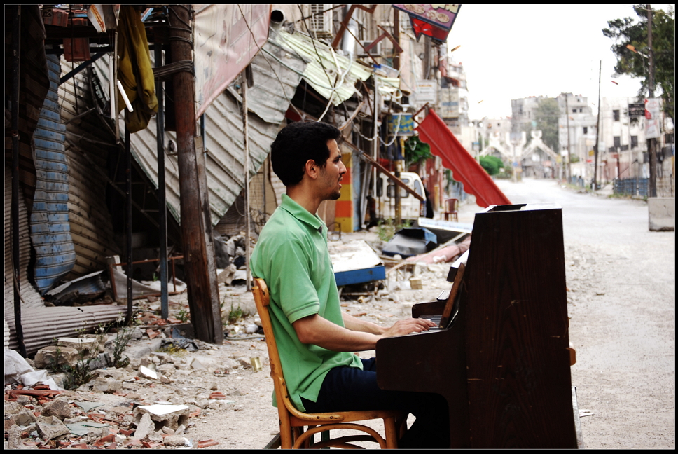 Der Pianist aus den Trümmern liest und spielt am 10.05.2019 in Hofheim