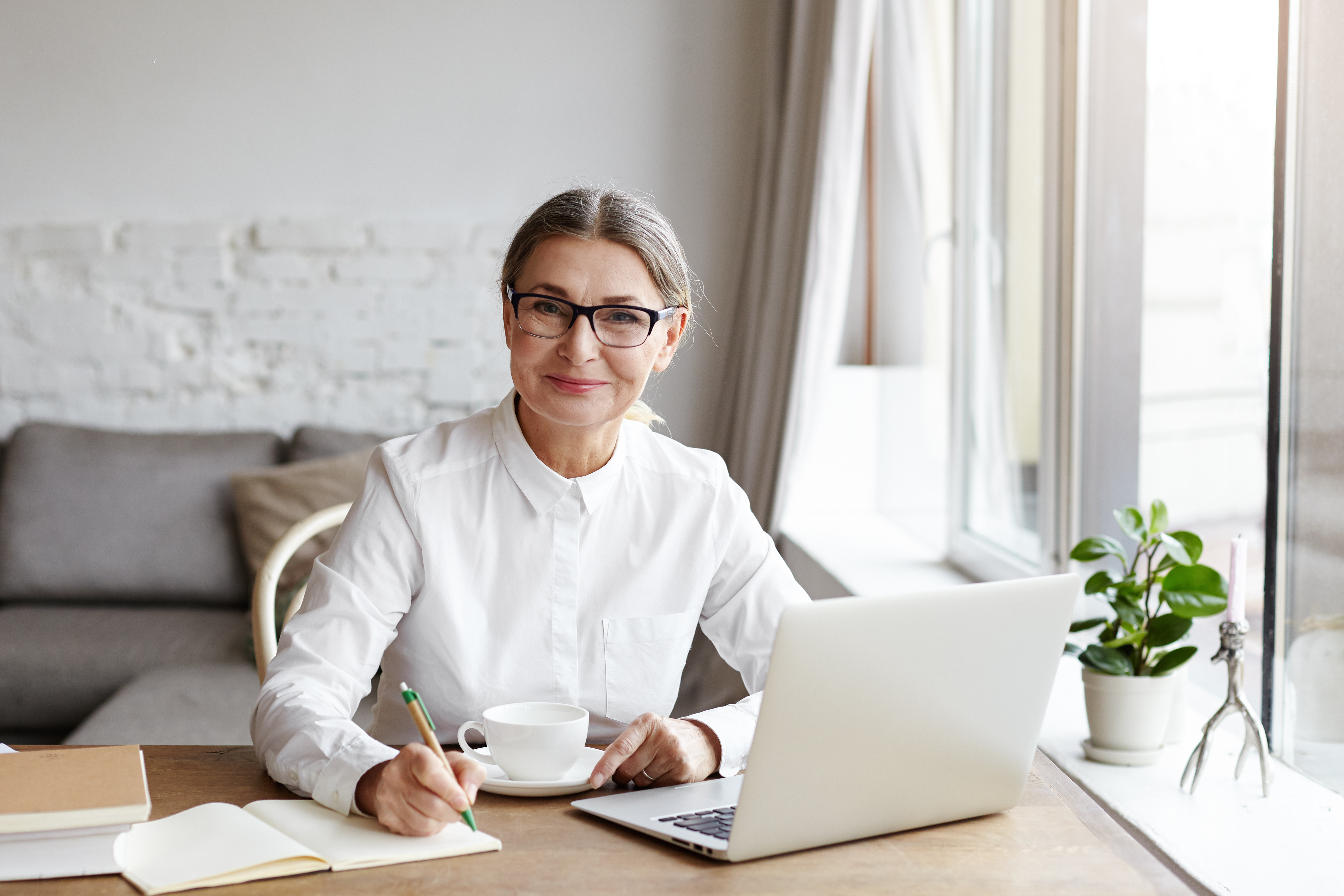 Автор женщина. Cozy Office woman looking at Camera.