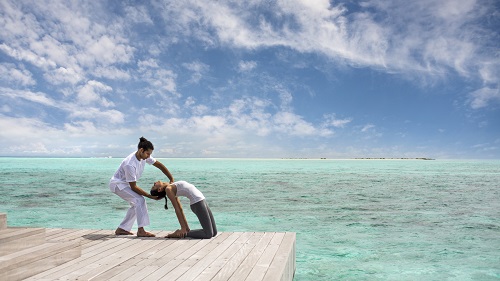 Four Seasons Resort Maldives at Landaa Giraavaru führt bislang einzigartige Yoga-Therapiekurse ein
