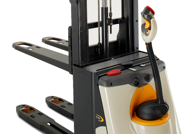 Kompakter Gewichtheber: Der neue Doppelstockstapler DS 3040 von Crown