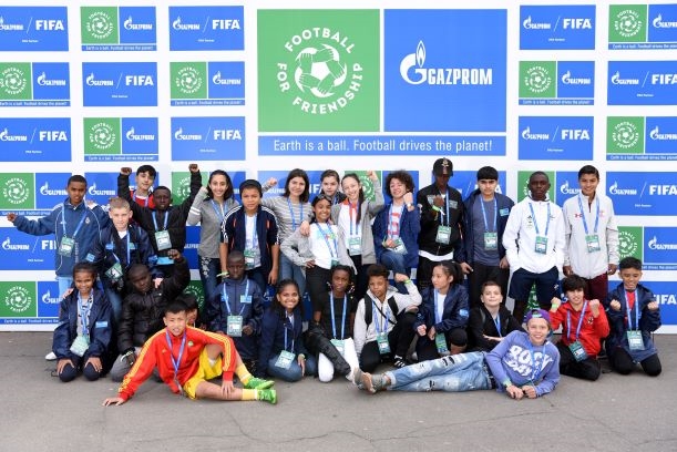 Junge Botschafter aus der ganzen Welt treffen zur Teilnahme an den Finalveranstaltungen des Programms „Fußball für Freundschaft“ in Madrid ein