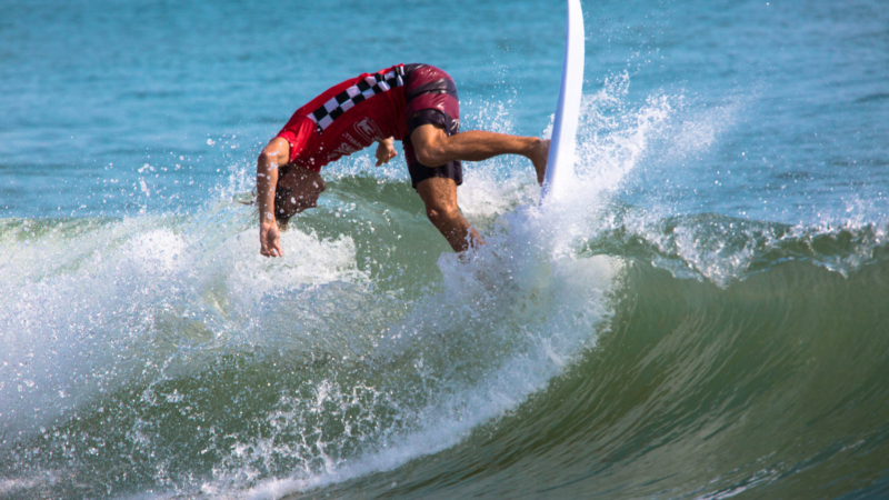 Ab aufs Board in Virginia Beach: Surfen, Yoga und Barre-Workout auf dem Wasser