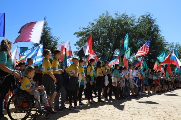 Junge Teilnehmer des Programms „Fußball für Freundschaft“  lernen einander im internationalen Lager für Freundschaft in Madrid kennen