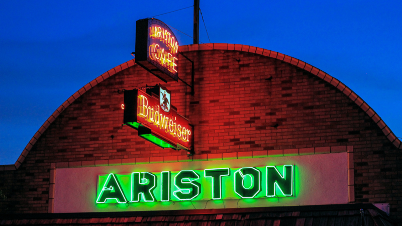 Litchfield, Illinois: Kultige Neonreklame an der Route 66 leuchtet wieder