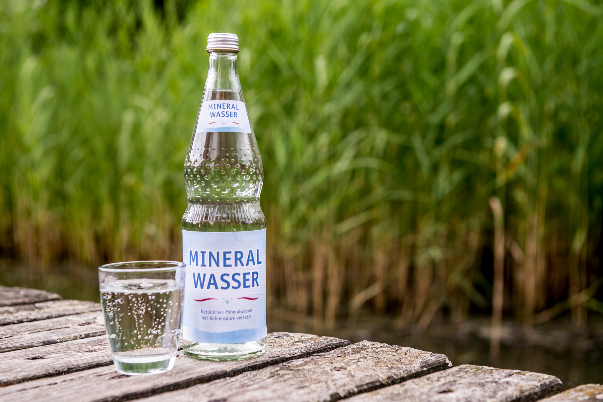 Zischt, prickelt und schmeckt: Kohlensäure im Mineralwasser