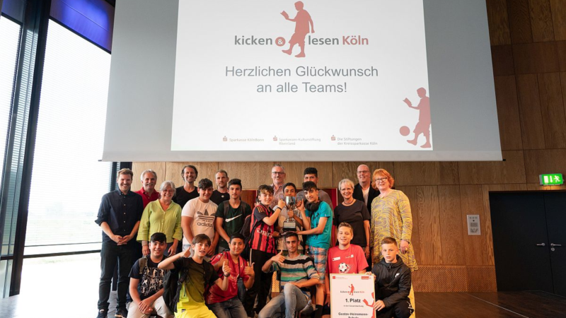 Projektabschluss mit Pokal