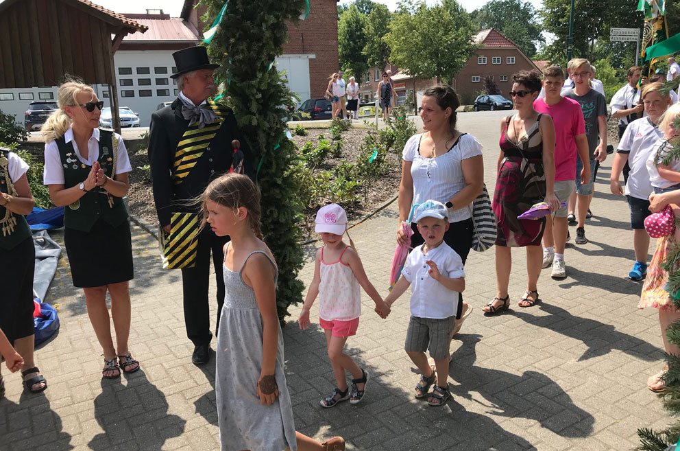 INVASION DER KINDER IN BLOCKWINKEL