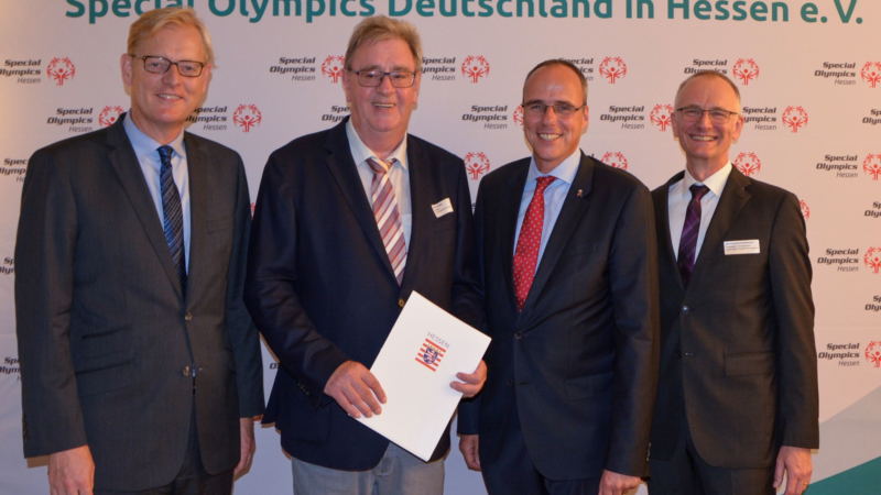 Mehr inklusiver Sport – Minister Beuth überreicht Förderbescheid an Special Olympics Hessen