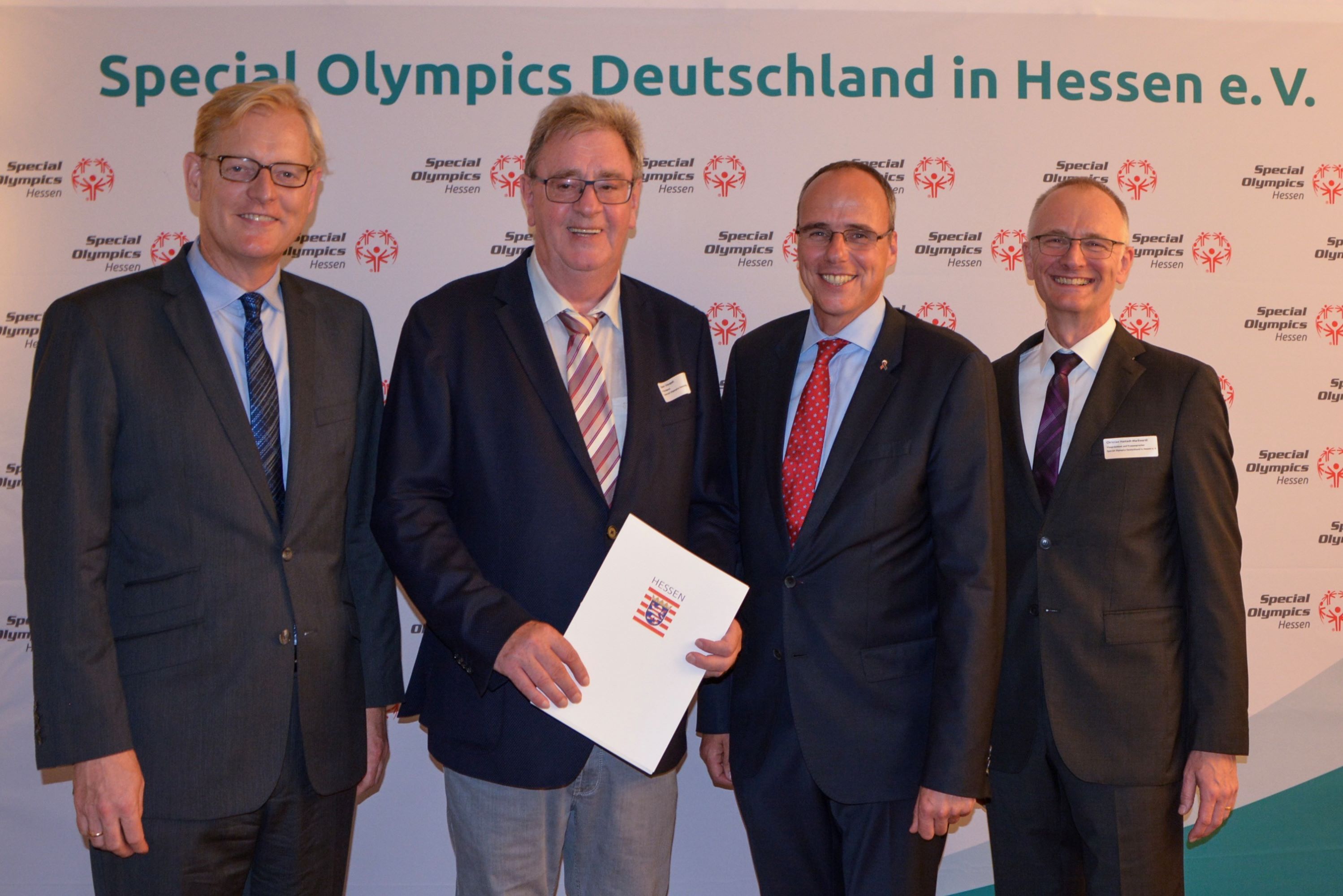 Mehr inklusiver Sport – Minister Beuth überreicht Förderbescheid an Special Olympics Hessen