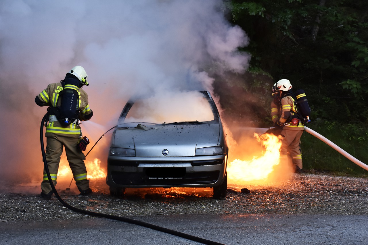 Abgefackelt: Wer zahlt bei Brandstiftung am Auto?