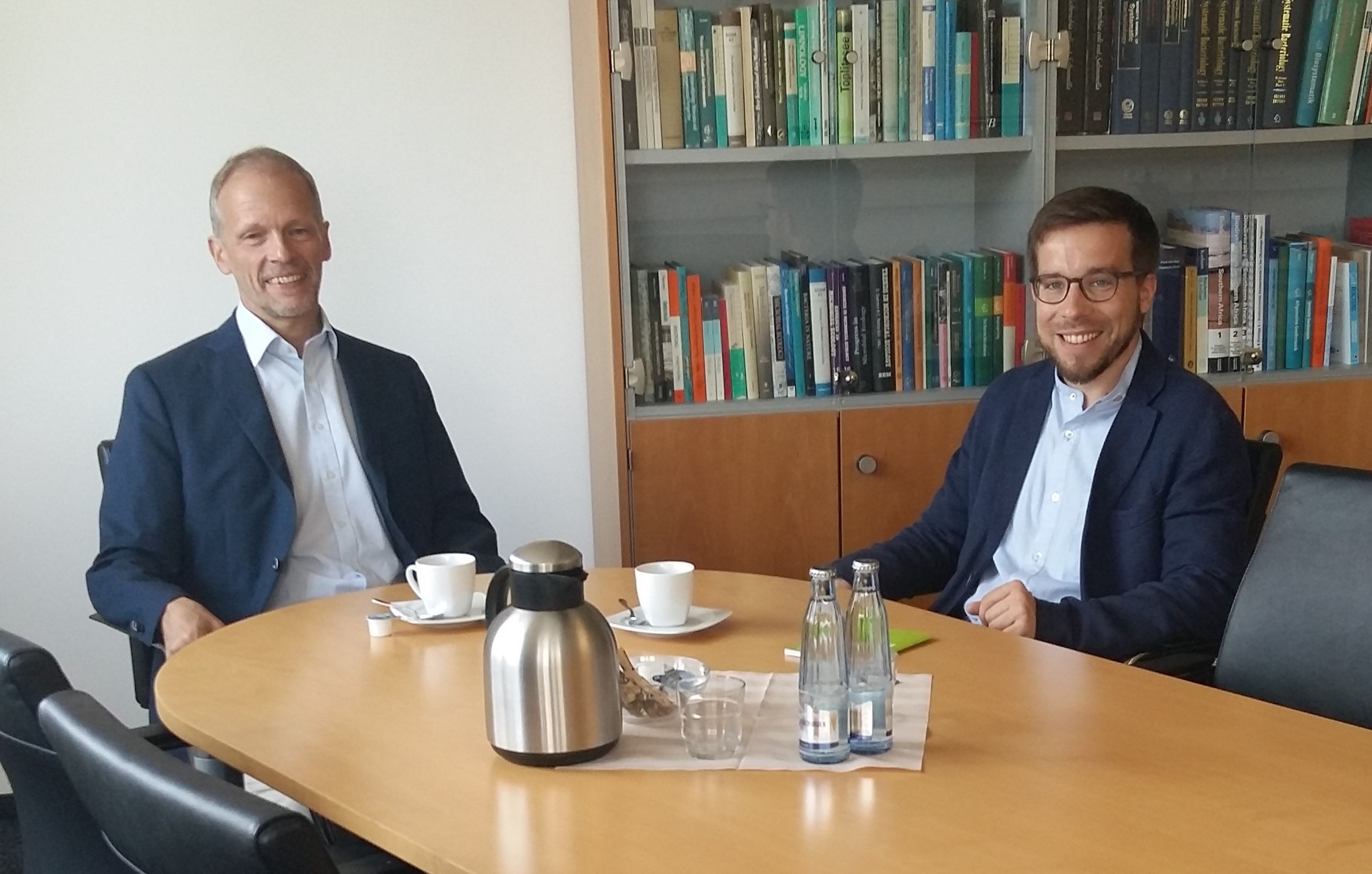 Ein Bundespolitiker der LINKEN besucht die Mikrobenmetropole DSMZ