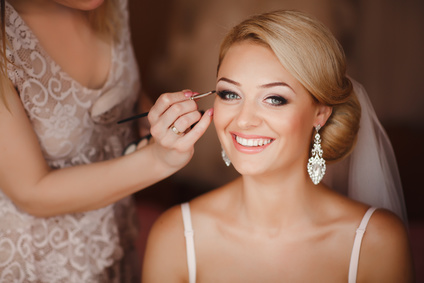 Hochzeits-Styling mit Make-up und Brautfrisur München, Mobiler Brautservice für zuhause
