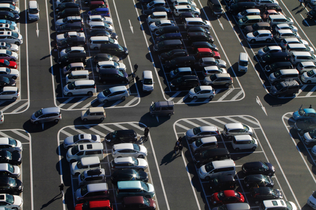 Verkehrsregeln auf Parkplätzen und im Parkhaus – Verbraucherinformation des D.A.S. Leistungsservice