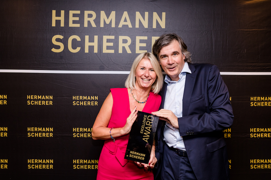 Weltrekord beim Internationalen Speaker Slam – Event-Expertin Nadja Kahn freut sich als Finalistin über Award