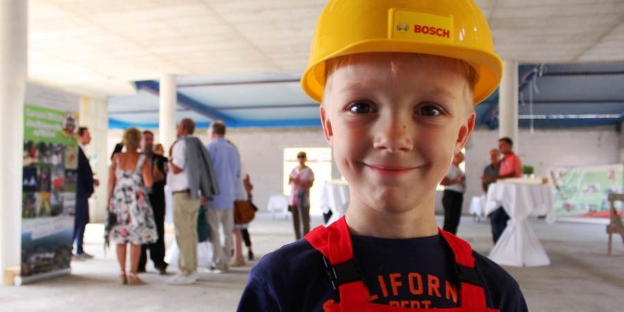Kinderbaustellenleiter legt Grundstein für neues Kinderhotel der SEETELHOTELS Usedom