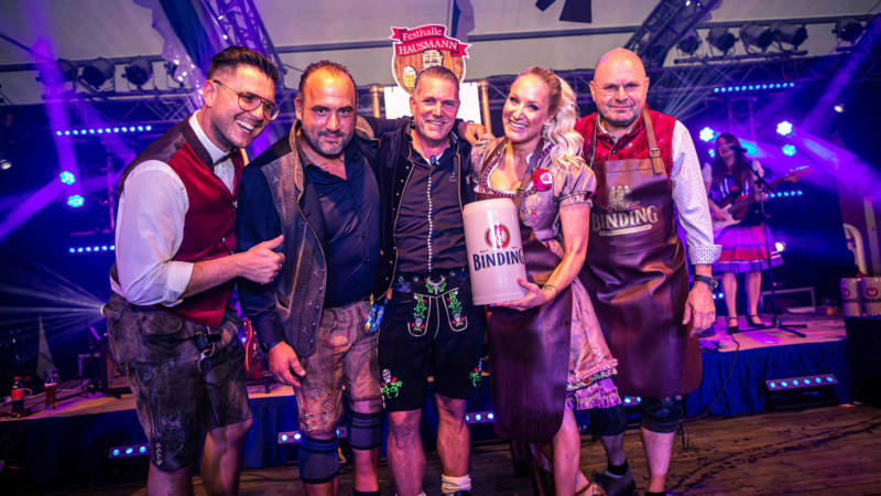 11. Frankfurter Oktoberfest: Botschafterin Janine Kunze meistert Festbieranstich an der Commerzbank-Arena