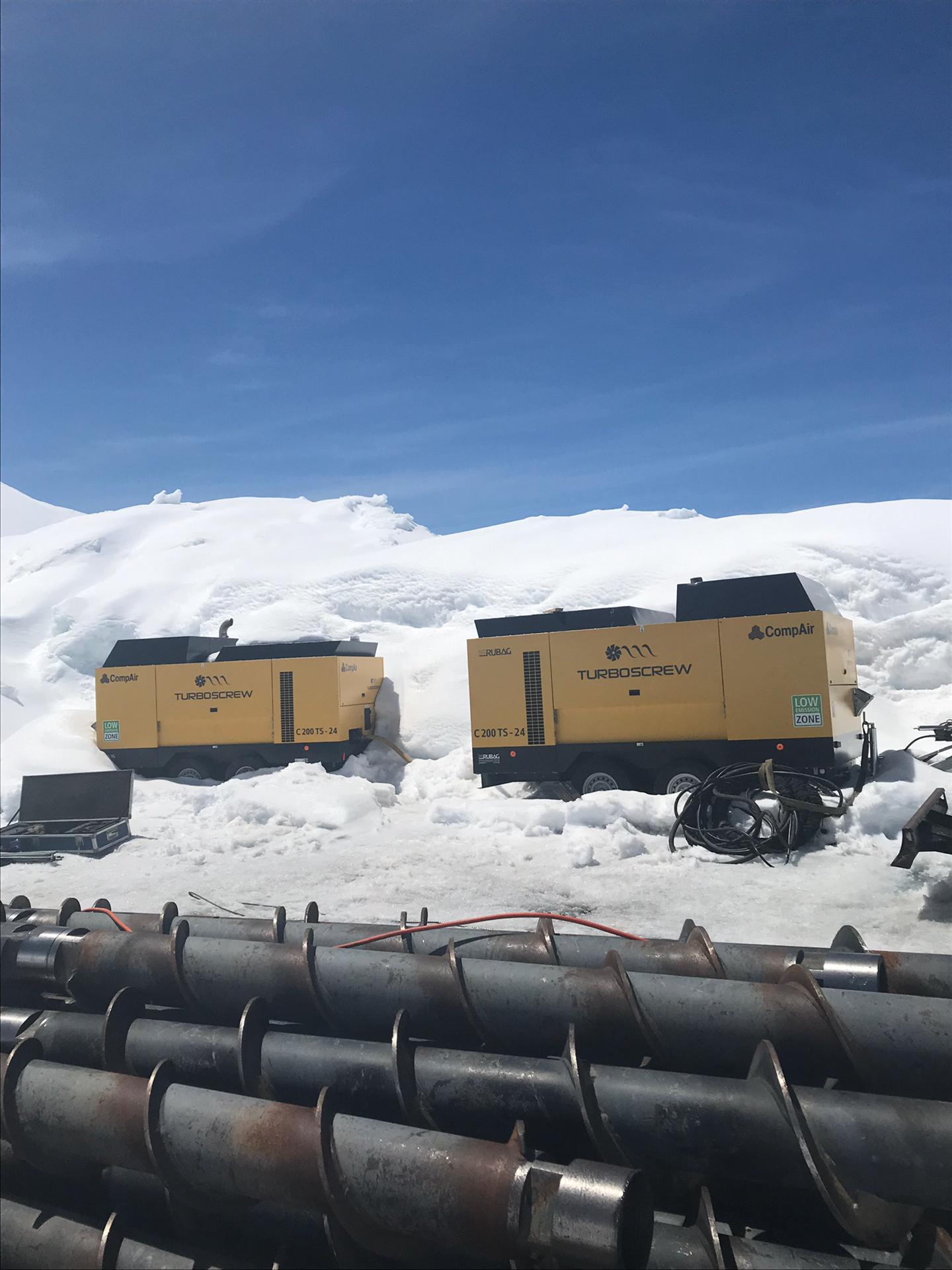 Höheneinsatz für 2 Kompressoren auf dem Plaine Morte Gletscher