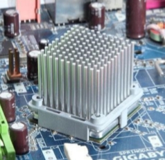 Ausgeklügelte Halterung für Kühlkörper auf Leiterplatten