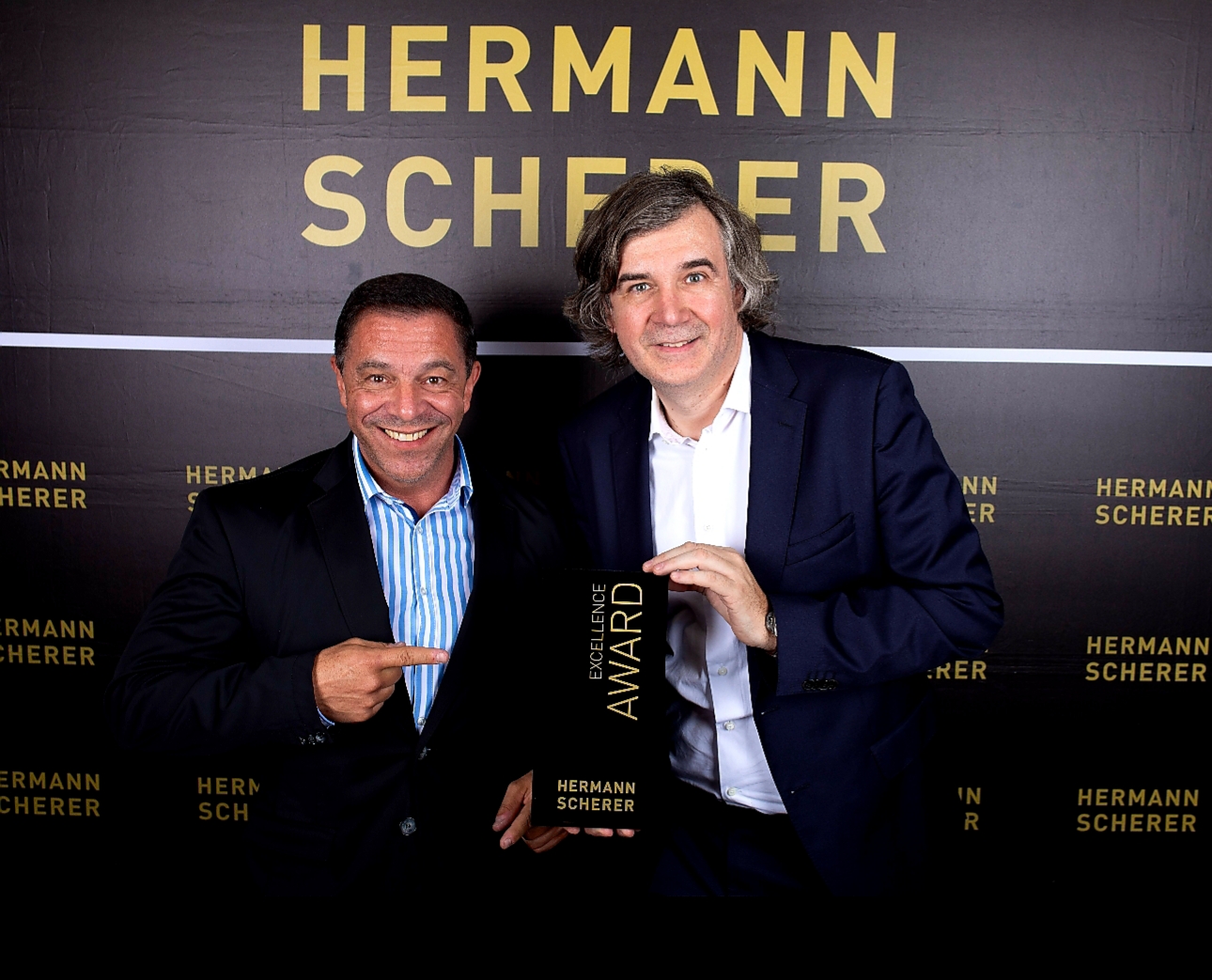 Simon M.H. Hofer erhält Excellence Award am internationalen Speaker Battle!