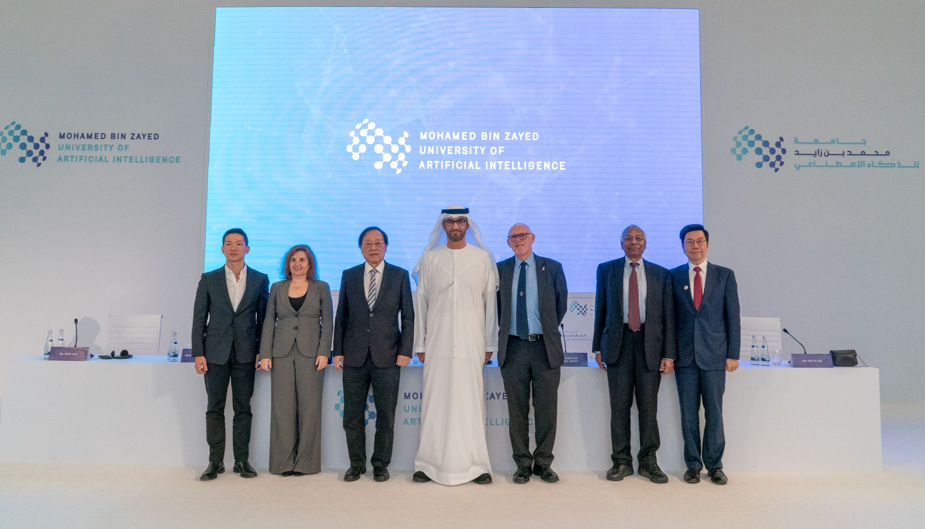 Abu Dhabi gibt Gründung der weltweit ersten KI-Universität für Absolventen bekannt