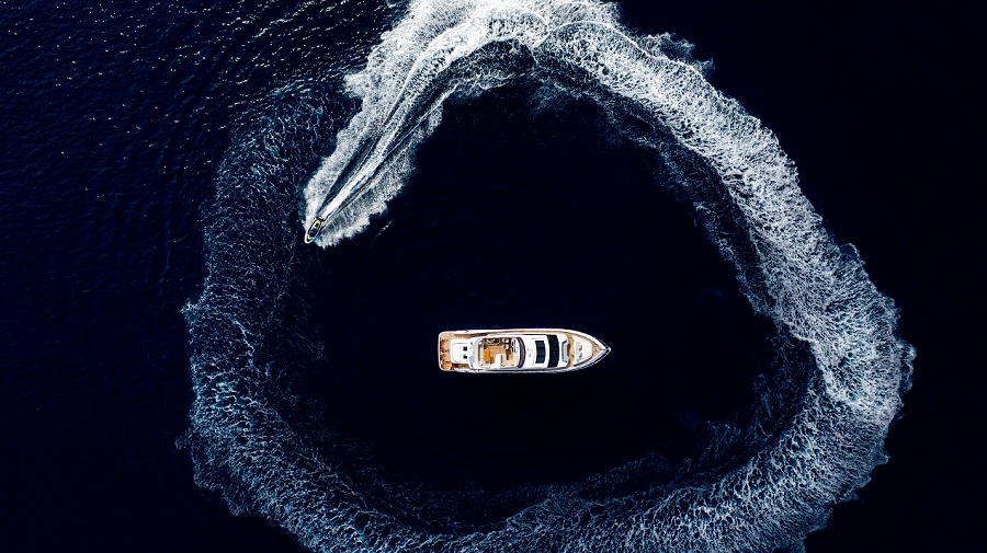 Mit der High-Speed-Yacht über den Indischen Ozean