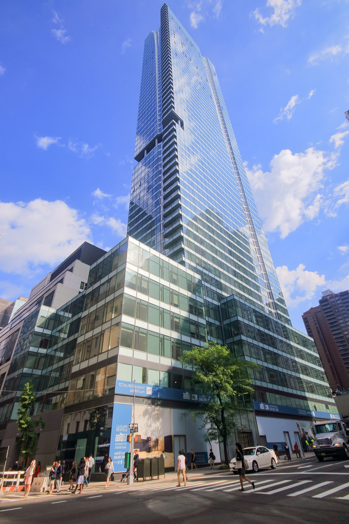 59 Parkplätze unter einem Wolkenkratzer