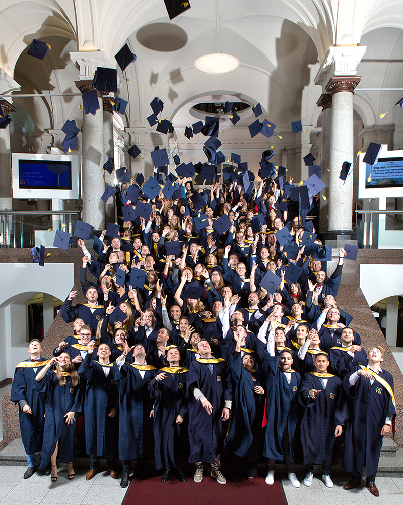 166 Absolventen feiern ihren Masterabschluss