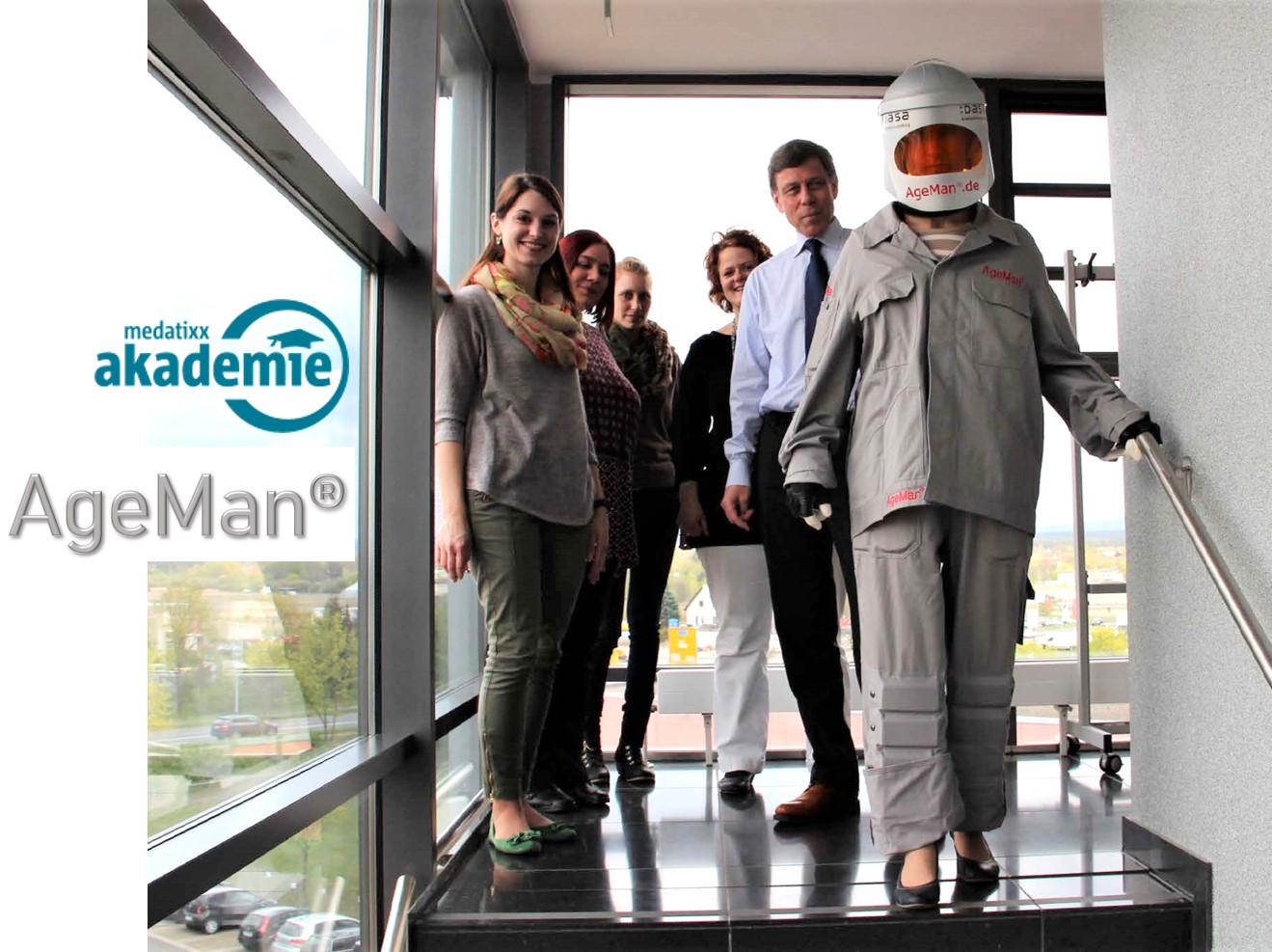 Fortbildung mit Alterssimulationsanzug für Arztpraxen