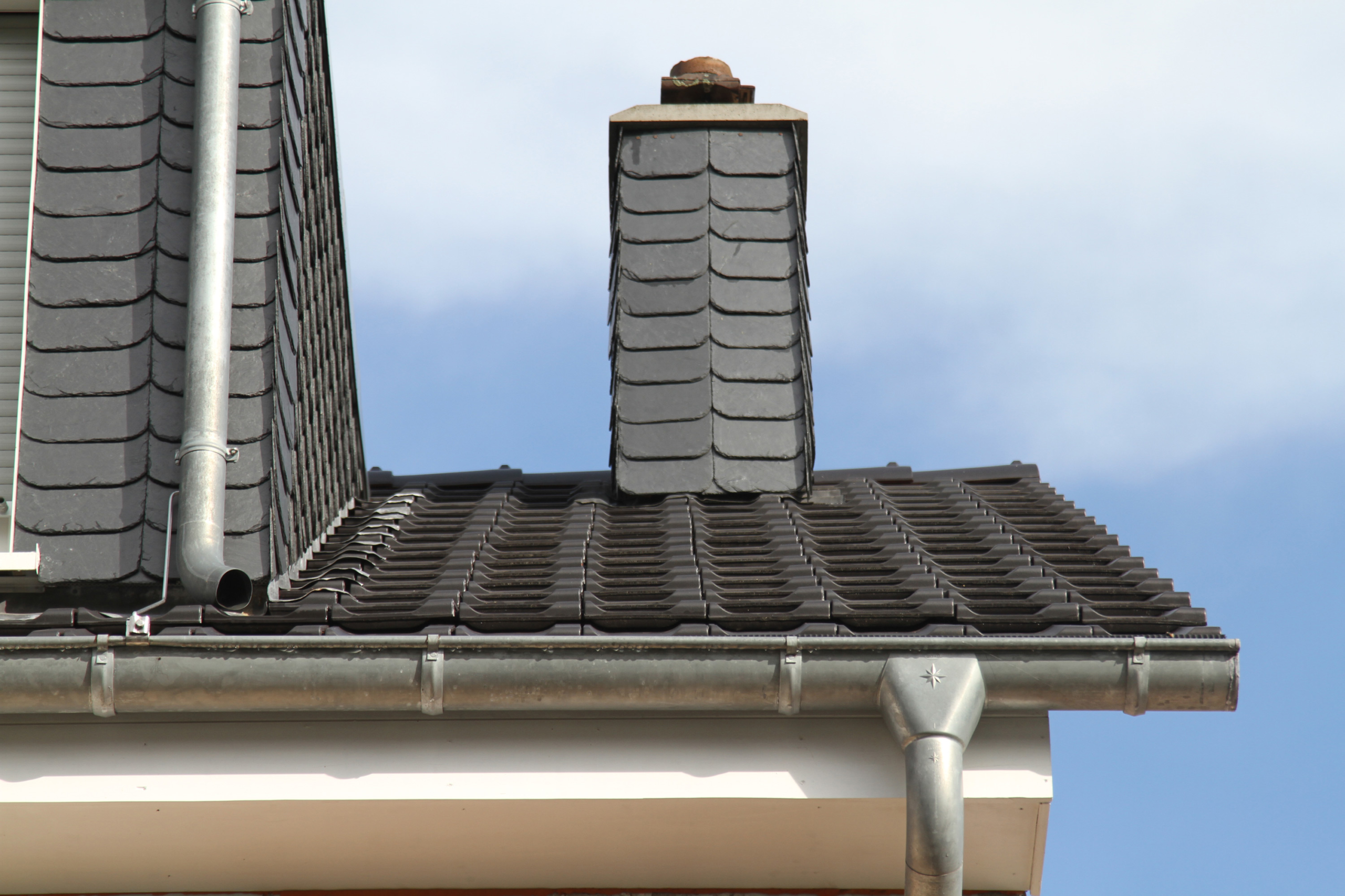 Verstopfte Dachrinnen: Kein Fall für die Versicherung