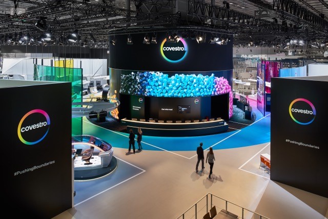 Blue Wheels auf der K`mit gigantischem Video-LED-Zylinder für COVESTRO