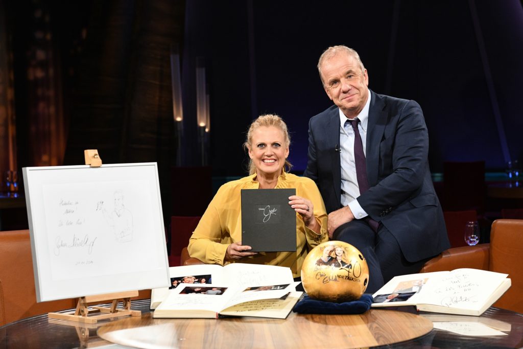 Hand in Hand für Norddeutschland: NDR Talk Show versteigert Gästebücher und Souvenirs
