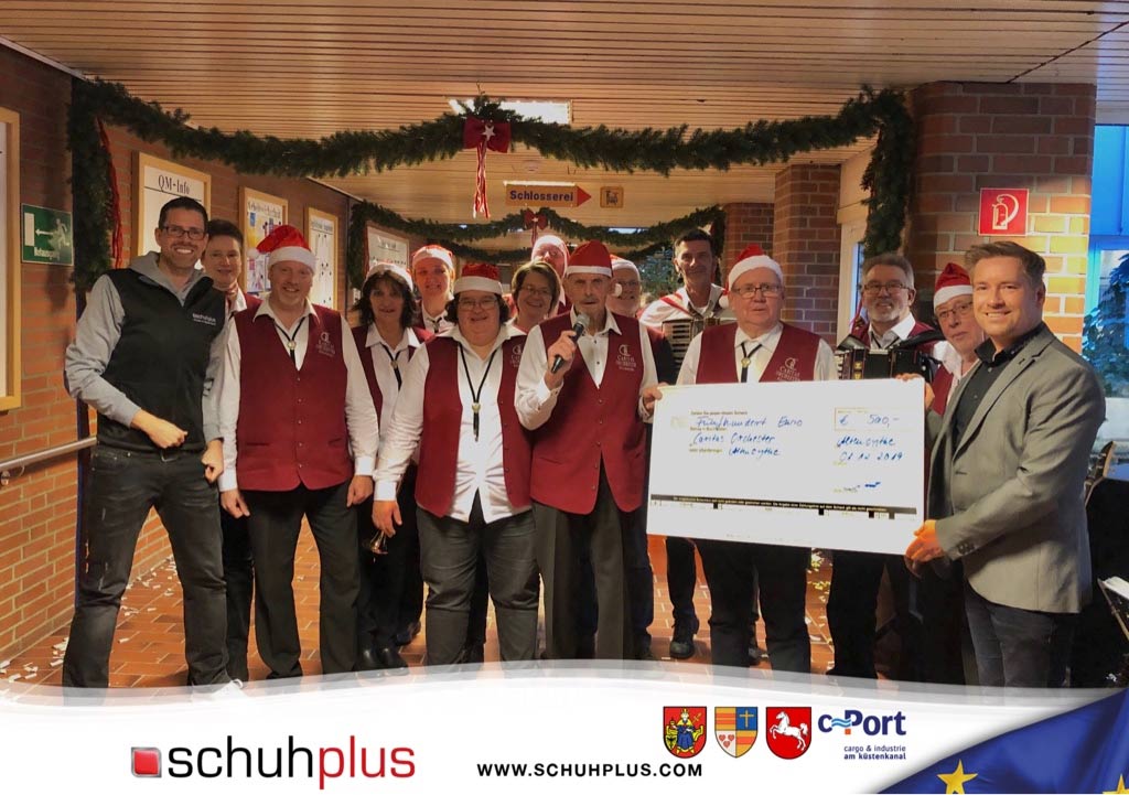 Übergrößenhändler schuhplus übergibt Spende an das Caritas Orchester Altenoythe