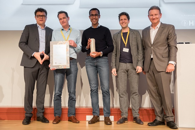 Erste Fachauskunft zu aktuellen Krebs-Studientherapien: iuvando gewinnt EY Public Value Award