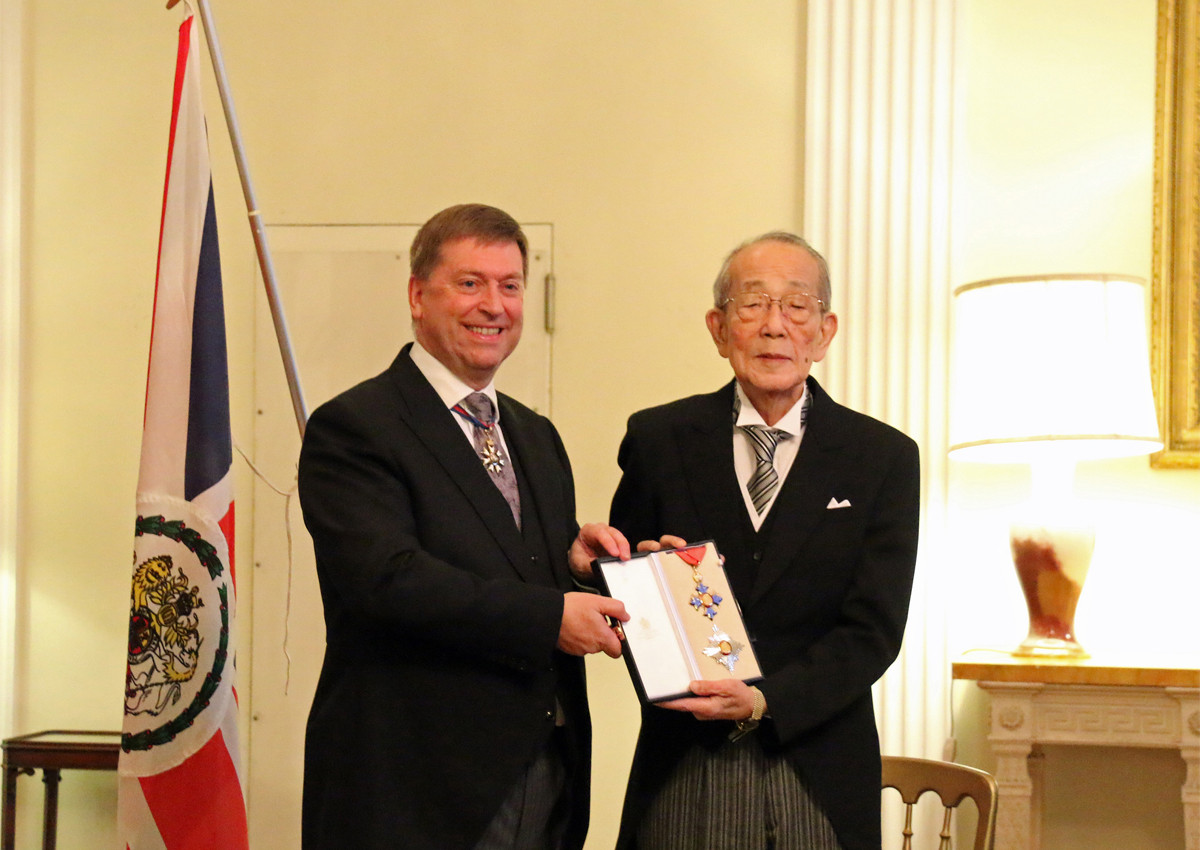 Der weltweit tätige Unternehmer und Philanthrop Kazuo Inamori erhält die Ehrenritterwürde von ihrer Majestät Königin Elisabeth