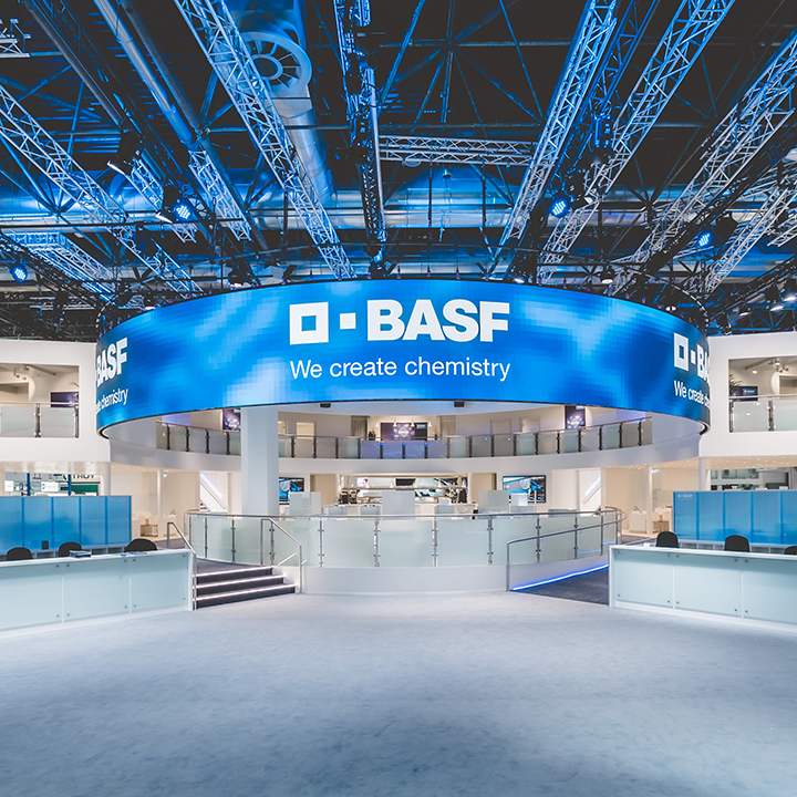 Blue Wheels auf der K`mit gebogener Video-LED-Wand für BASF