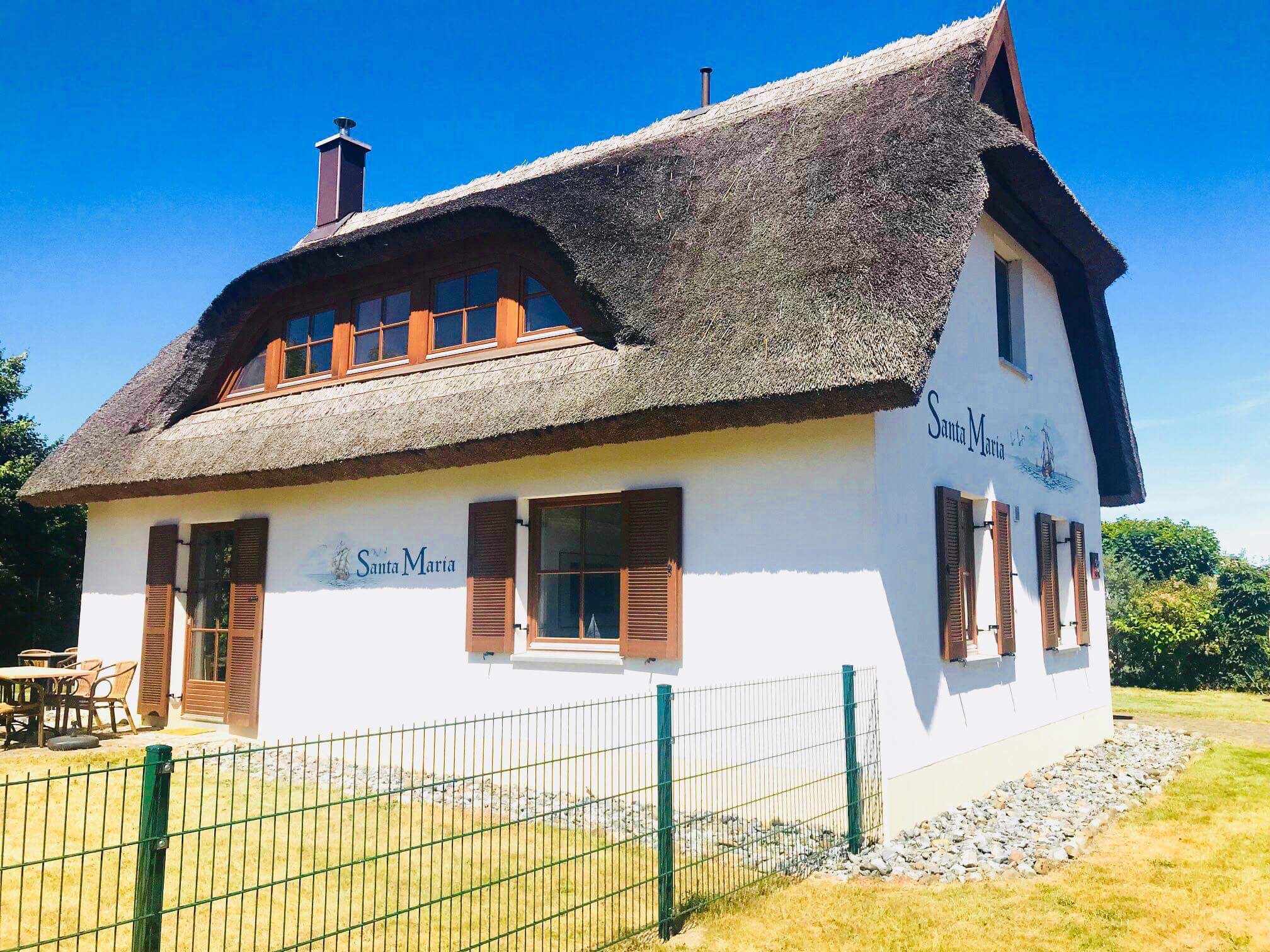 Reethaus komplett eingezäunt, Urlaub mit Hund. Reethaus Santa Maria am Meer Insel Rügen Ostsee. 5 Betten zwei Bäder Wlan Waschmaschine Kamin