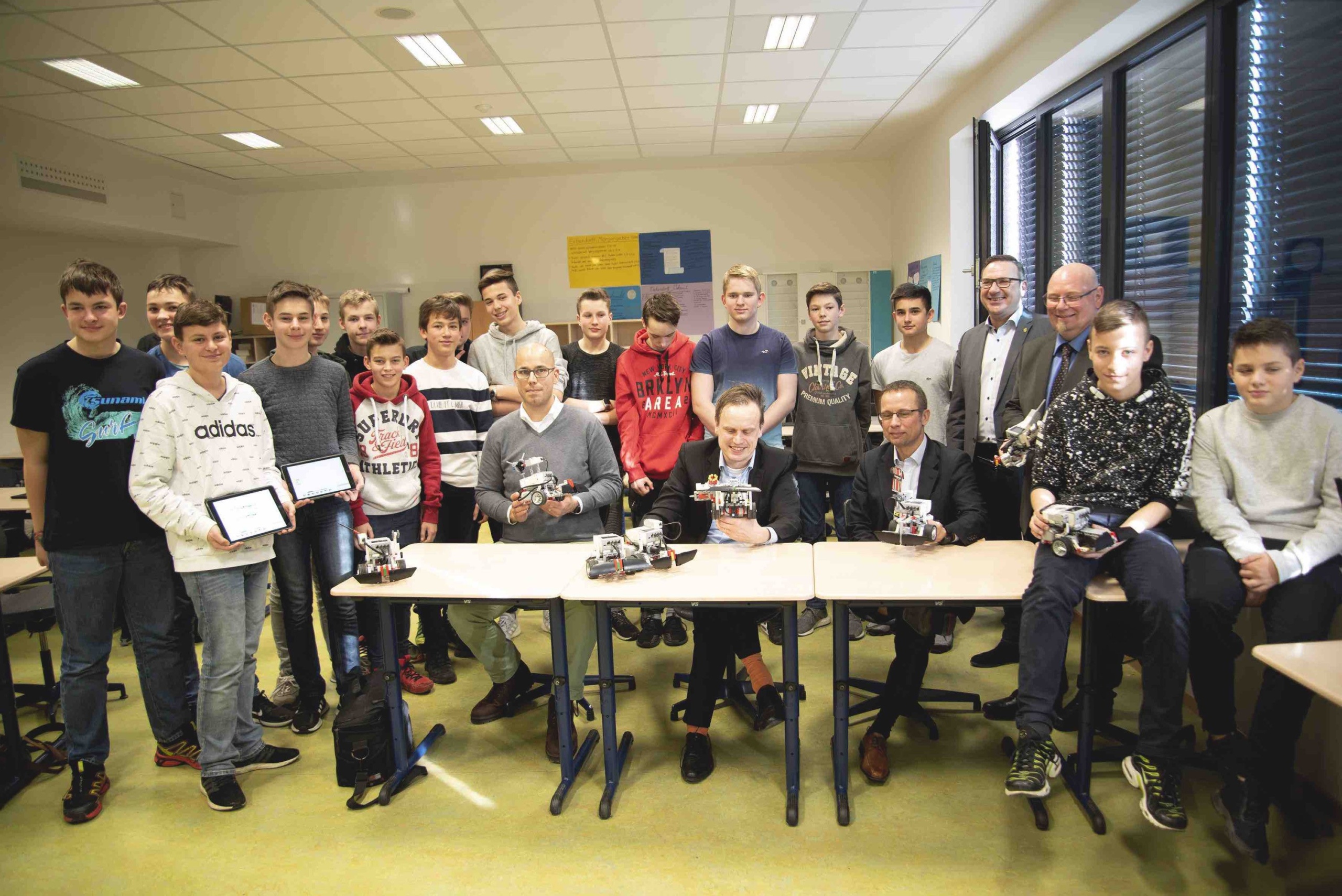 Mit Lego-Robotern programmieren lernen: Die Controlware Stiftungsinitiative „Junge IT“ fordert die Adolf-Reichwein-Schule Neu-Anspach