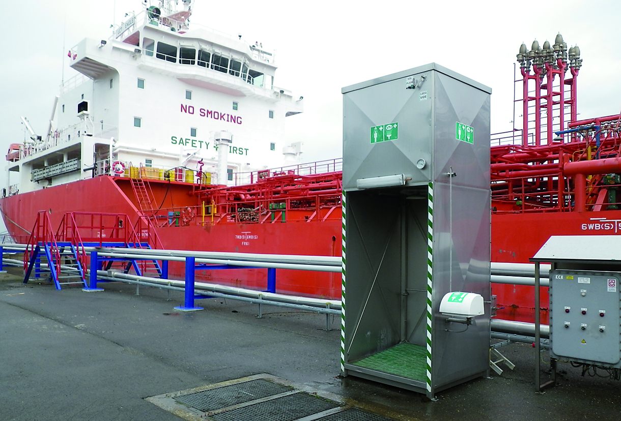 In Notduschen regelmäßig Wasser wechseln, Tank reinigen