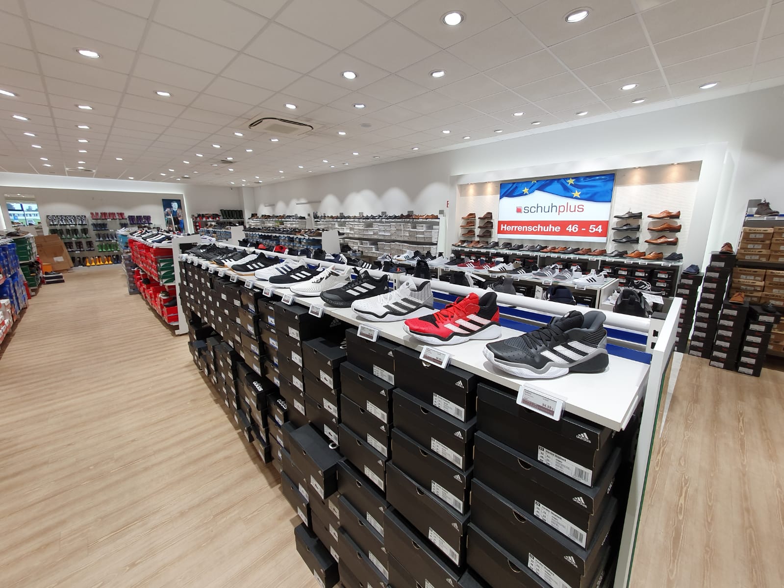 Herrenschuhe in Übergrößen in riesiger Auswahl bei schuhplus in Kaltenkirchen