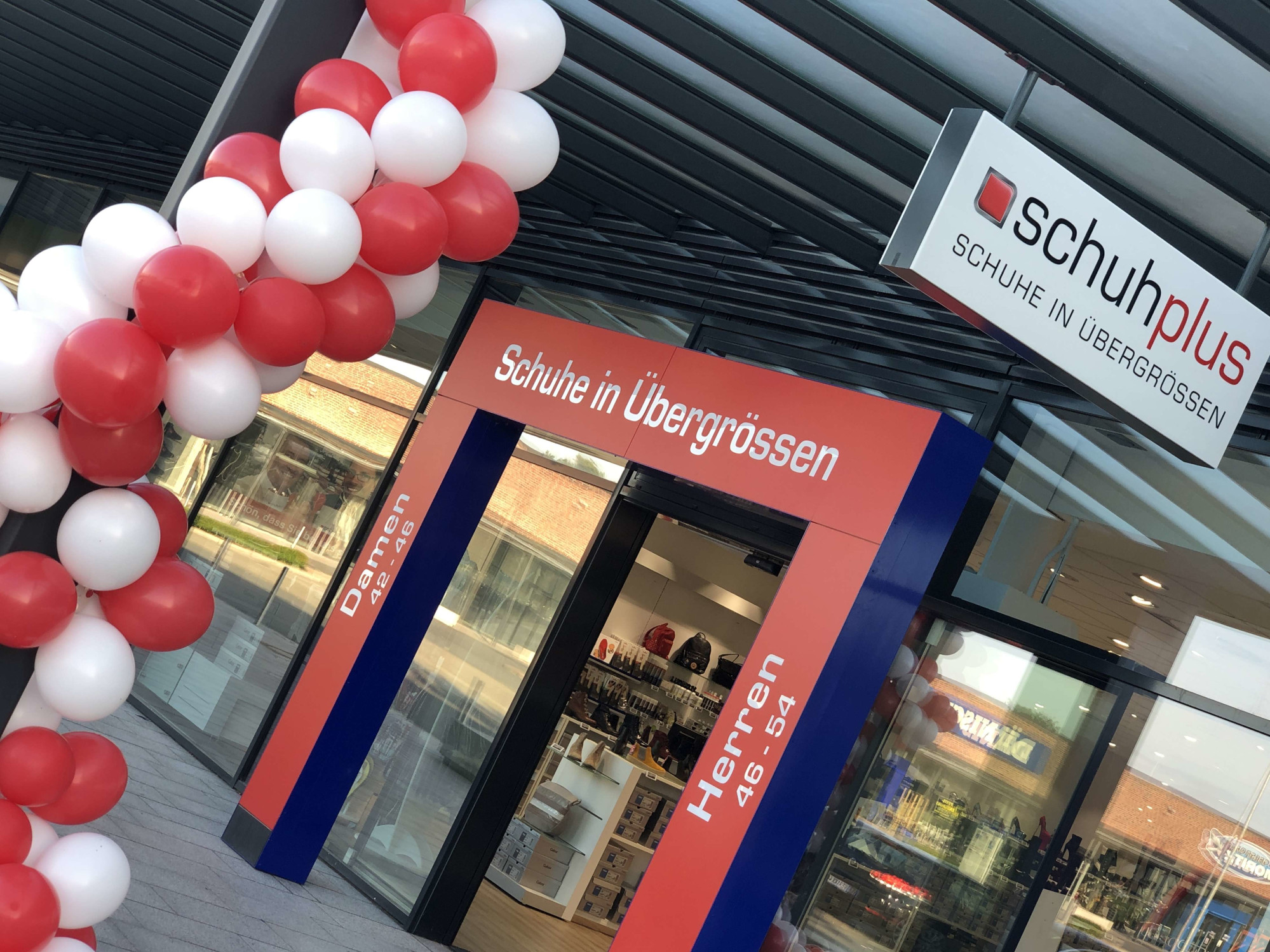 schuhplus in Kaltenkirchen führt Hausschuhe in Übergrößen für Herren