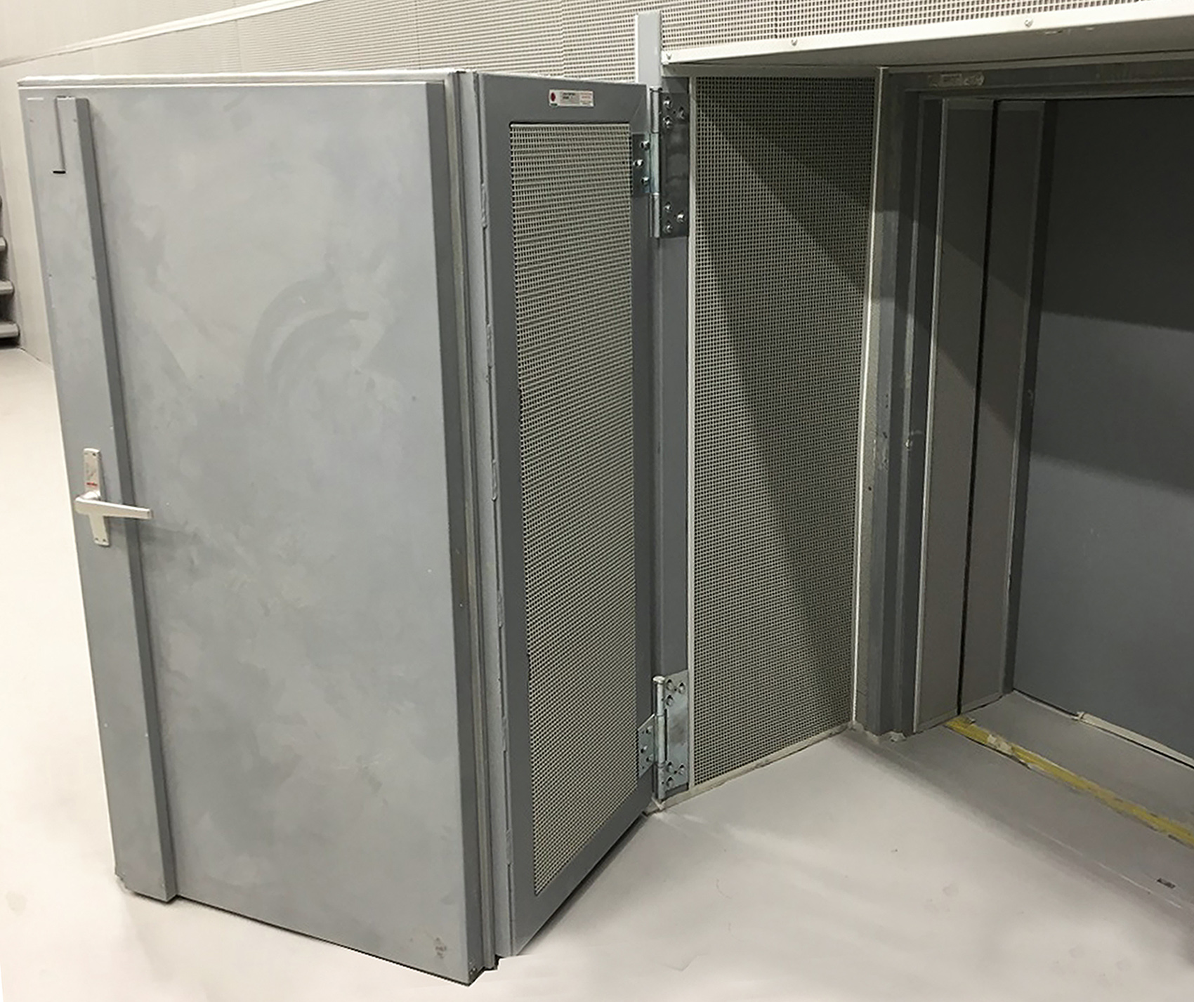 Innovative Türlösung für Prüfstandsräume