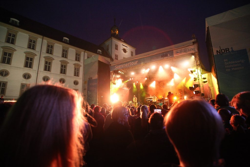 Sieben Open Airs, sieben spannende Aufgaben: NDR 1 Welle Nord und das Schleswig-Holstein Magazin auf Sommertour