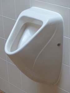 Abfluss vom Urinal bzw. Pissoir verstopft? Was tun? Wir zeigen, wie Sie eine Urinal-Vertopfung beheben können