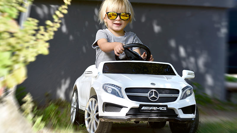 Playtastic Kinderauto Mercedes-Benz GLA 45 in weiß