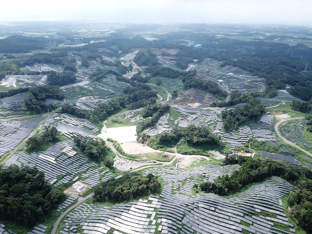 Kyocera eröffnet zusammen mit GF, Kyudenko und Tokyo Century 100-Megawatt Solarkraftwerk in Kagoshima in Japan