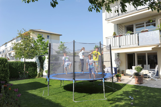 Spielende Kinder im Garten – Verbraucherinformation der ERGO Rechtsschutz Leistungs-GmbH