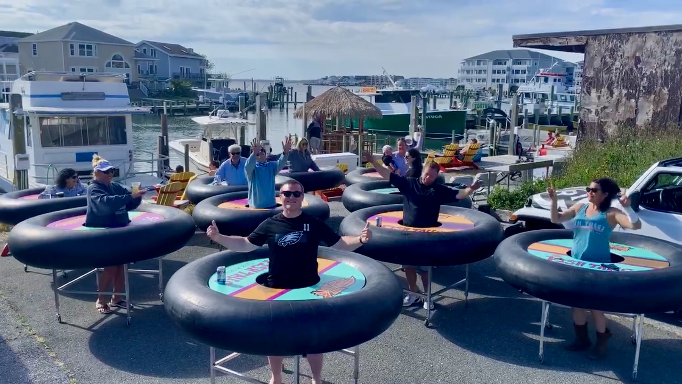 Pfiffige Idee für Restaurants: „Bumper Tables“ sorgen in Maryland für Distanz mit Fun-Faktor