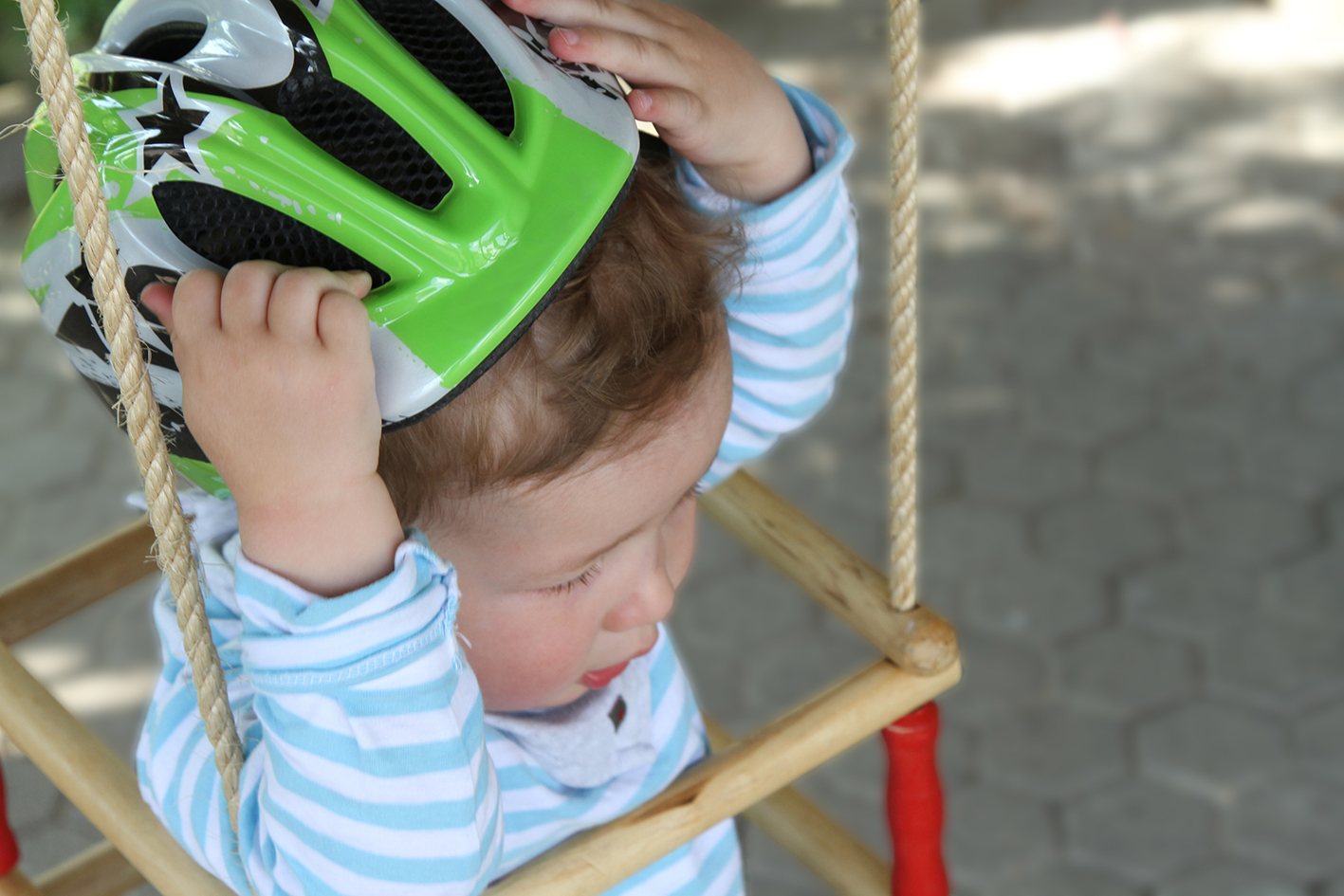 Fahrradhelm: Auf Spielplätzen nur „oben ohne“