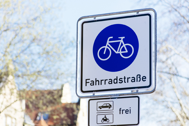 Welche Regeln gelten in einer Fahrradstraße? – Verbraucherfrage der Woche der ERGO Rechtsschutz Leistungs-GmbH
