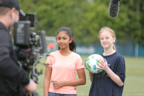 „Fußball für Freundschaft“ veranstaltet Sportkommentator-Wettbewerb für Kinder aus aller Welt